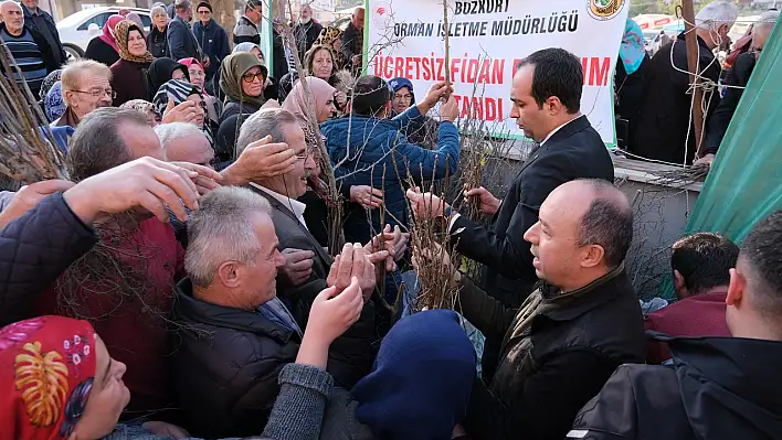 Vatandaşlara ücretsiz fidan dağıtıldı