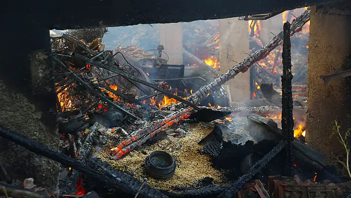 Yangında ev, traktör ve hububat zarar gördü