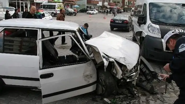 Yaralılar Bindikleri Ambulansın Camını Kırdı 