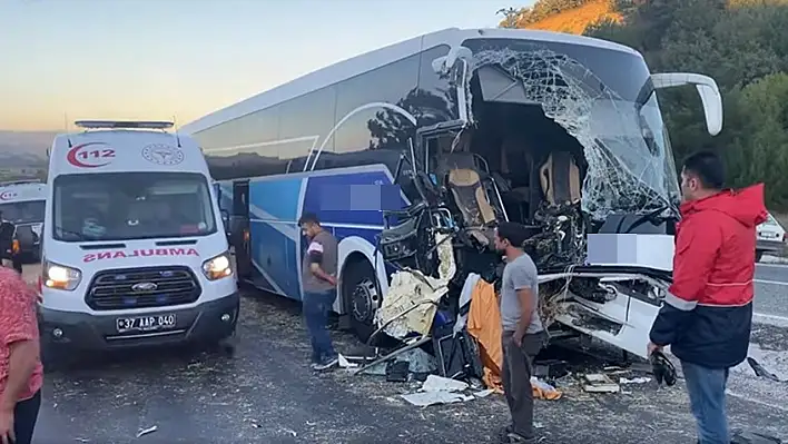 Yolcu otobüsü ile traktör çarpıştı! Çok sayıda yaralı var