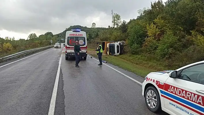 Yoldan çıkan kamyon şarampolde devrildi