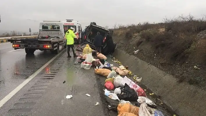 Kamyonet yoldan çıkarak sulama kanalına düştü: 2 yaralı