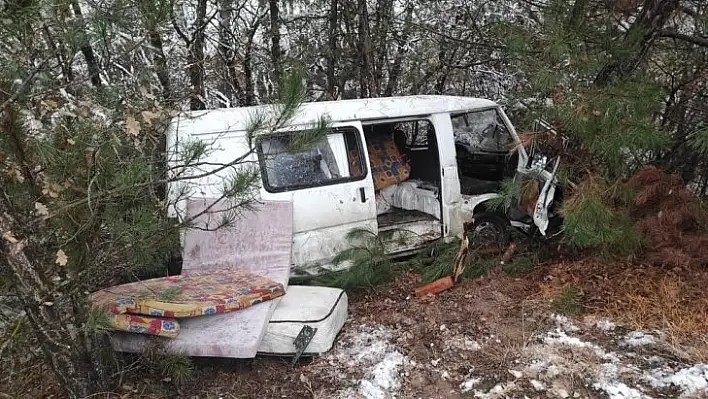 Minibüs yoldan çıkarak ormanlık alana uçtu: 2 yaralı