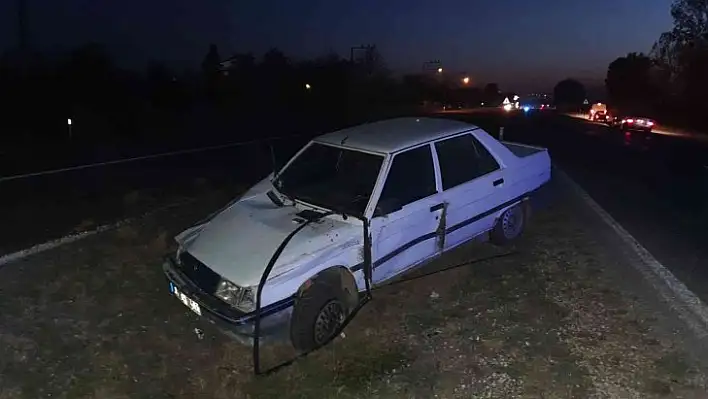 Refüje çarpan otomobildeki sürücü savrularak yaralandı