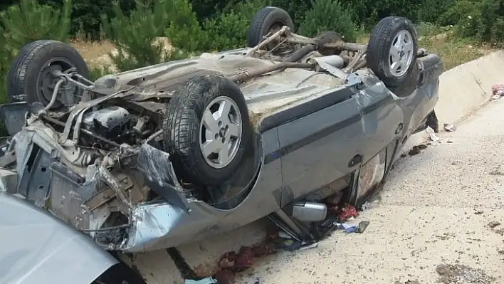 Yoldan çıkarak takla atan otomobildeki 2 kişi yaralandı