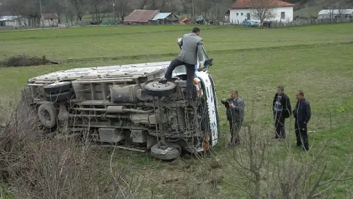 Yoldan Çıkan Kamyonet Tarlaya Yuvarlandı