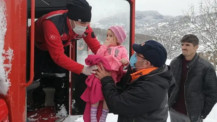 Yolu kapanan köyde hastalanan çocuk hastaneye ulaştırıldı