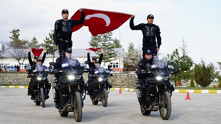 Yunus Timleri görevlerine bayraklı şov ile başladı