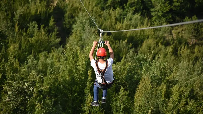 Zipline parkuru macera tutkunlarını bekliyor