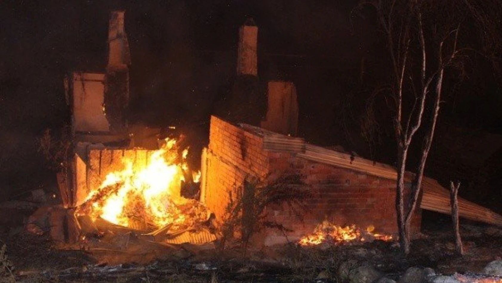 Kastamonu'da 8 ev yandı