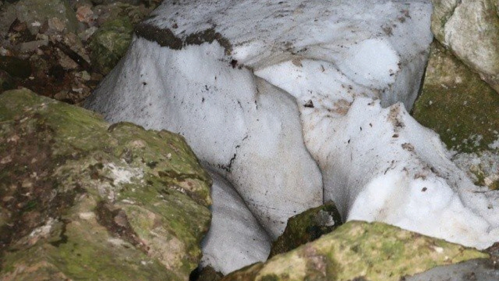 Karı ağustos sıcağında bile erimeyen mağara ilgi çekiyor