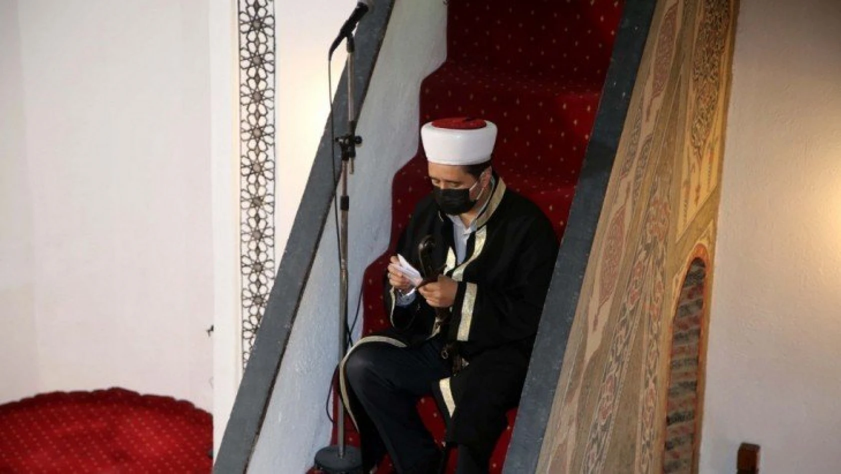 Atabeygazi Camisi'nde kılıçlı hutbe geleneği asırlardır sürüyor