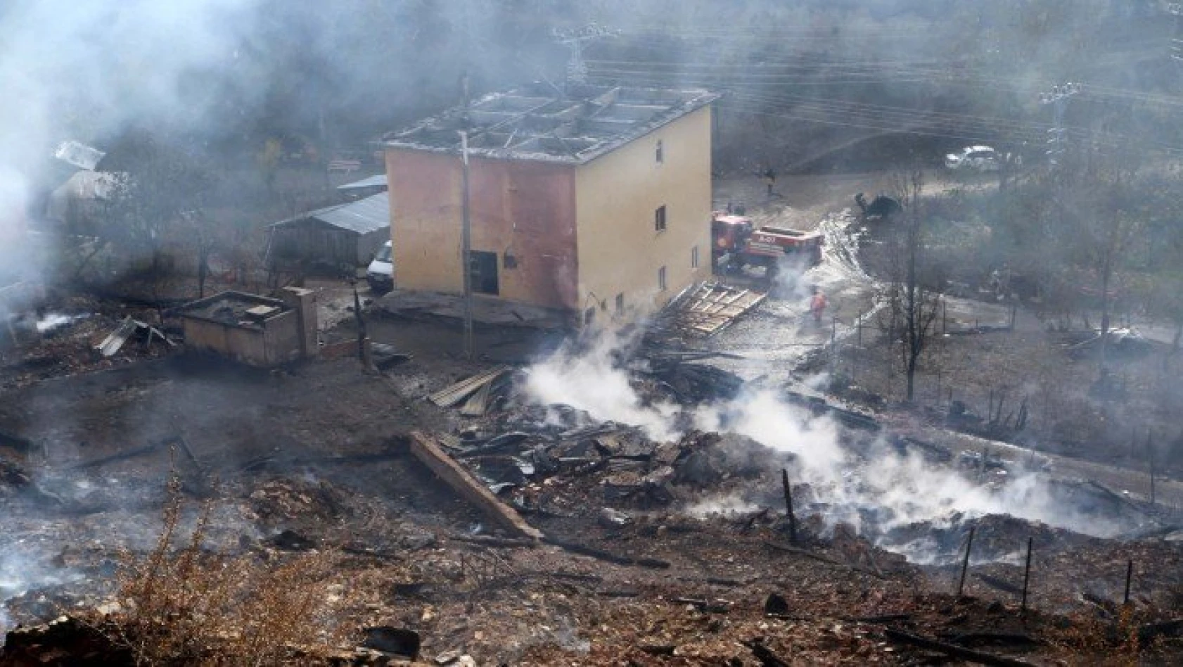 10 ev ve 1 camisi yanan köyde yangın söndürüldü