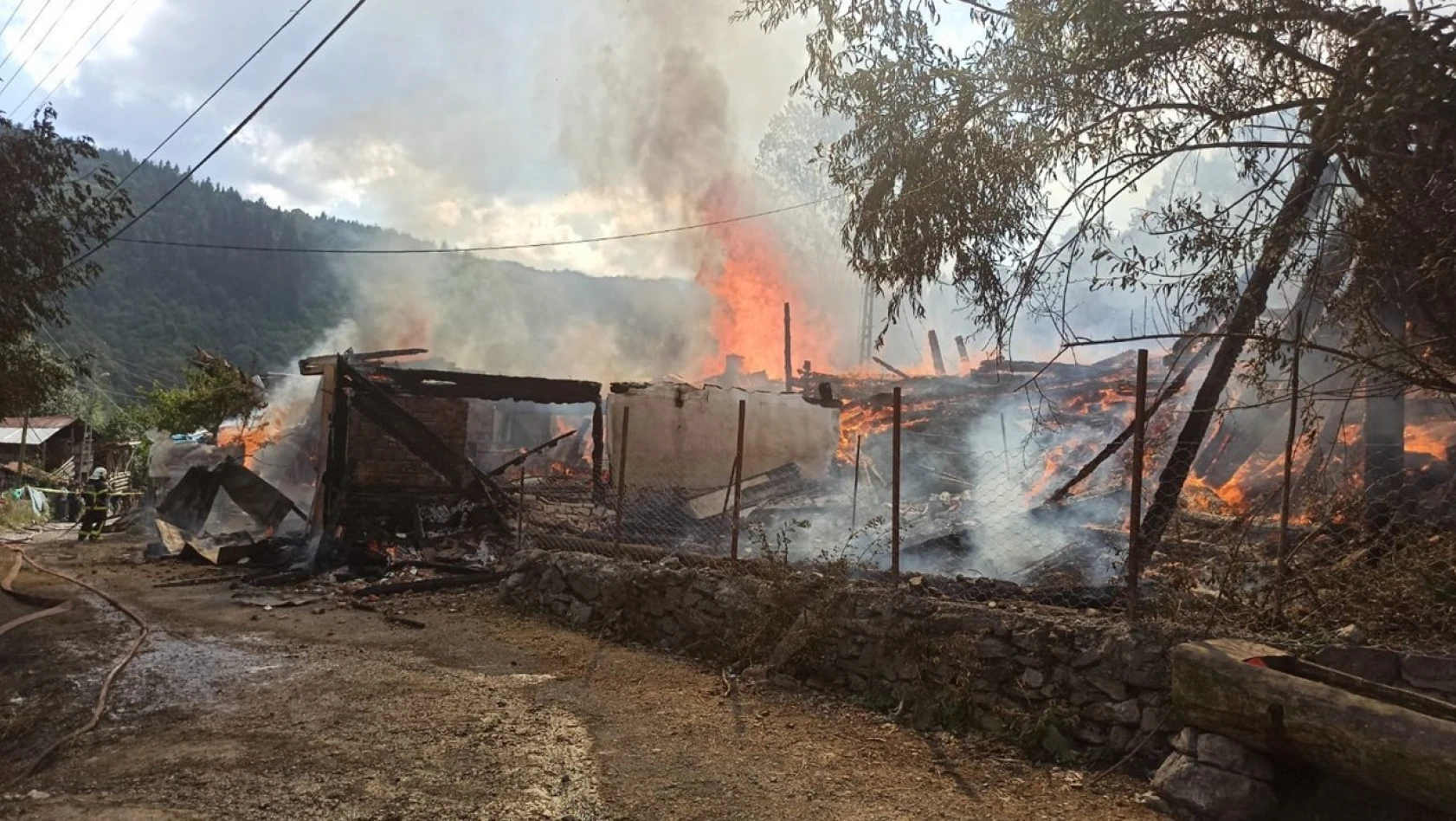 10 evin küle döndüğü yangın kontrol altına alındı