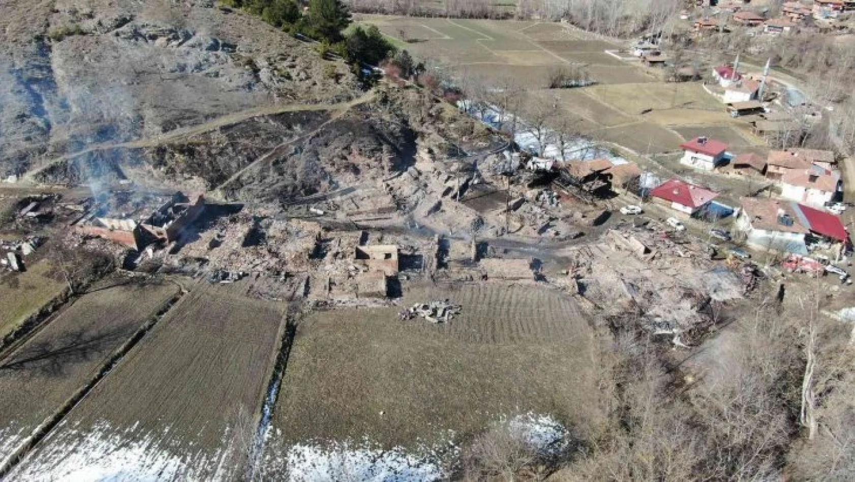 15 evin yandığı köyde geriye enkaz kaldı