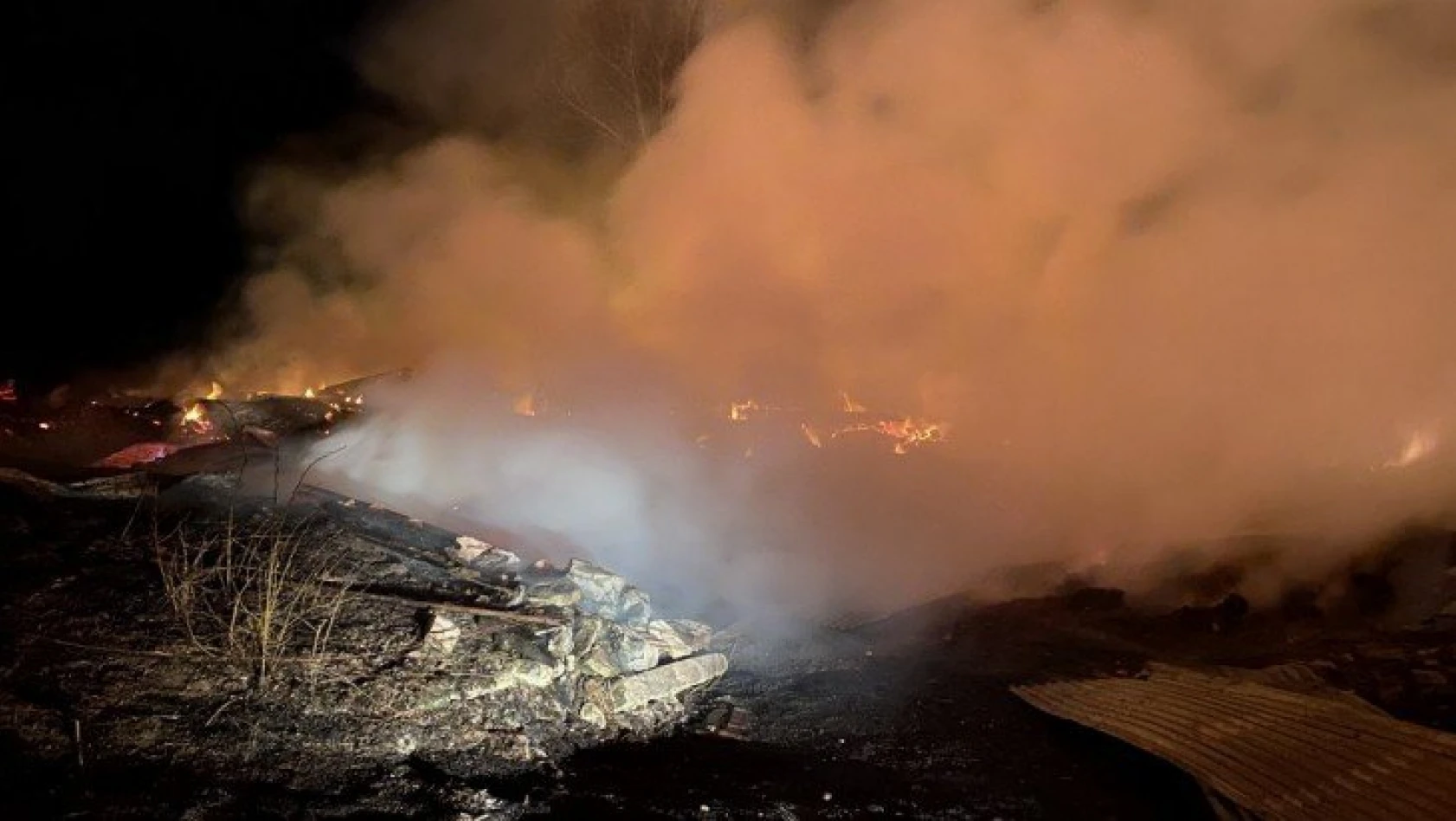 2 ev 3 ahırın yandığı Daday'daki yangın kontrol altına alındı