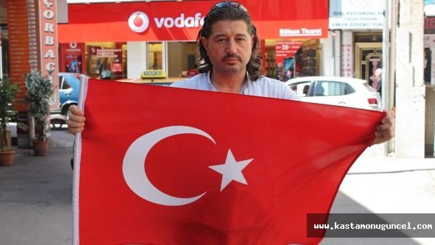 Şehit Polisler İçin Tek Kişilik &quotTürk Bayraklı" Saygı Duruşu