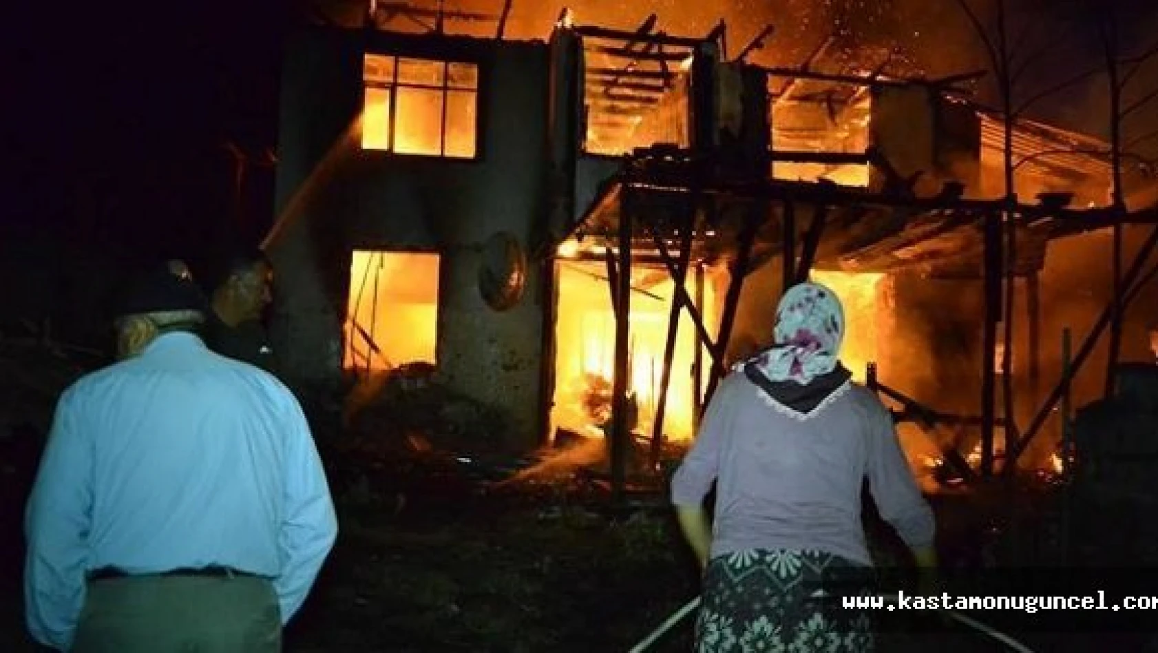 Kastamonu'da 2 Katlı Ev Tamamen Yandı