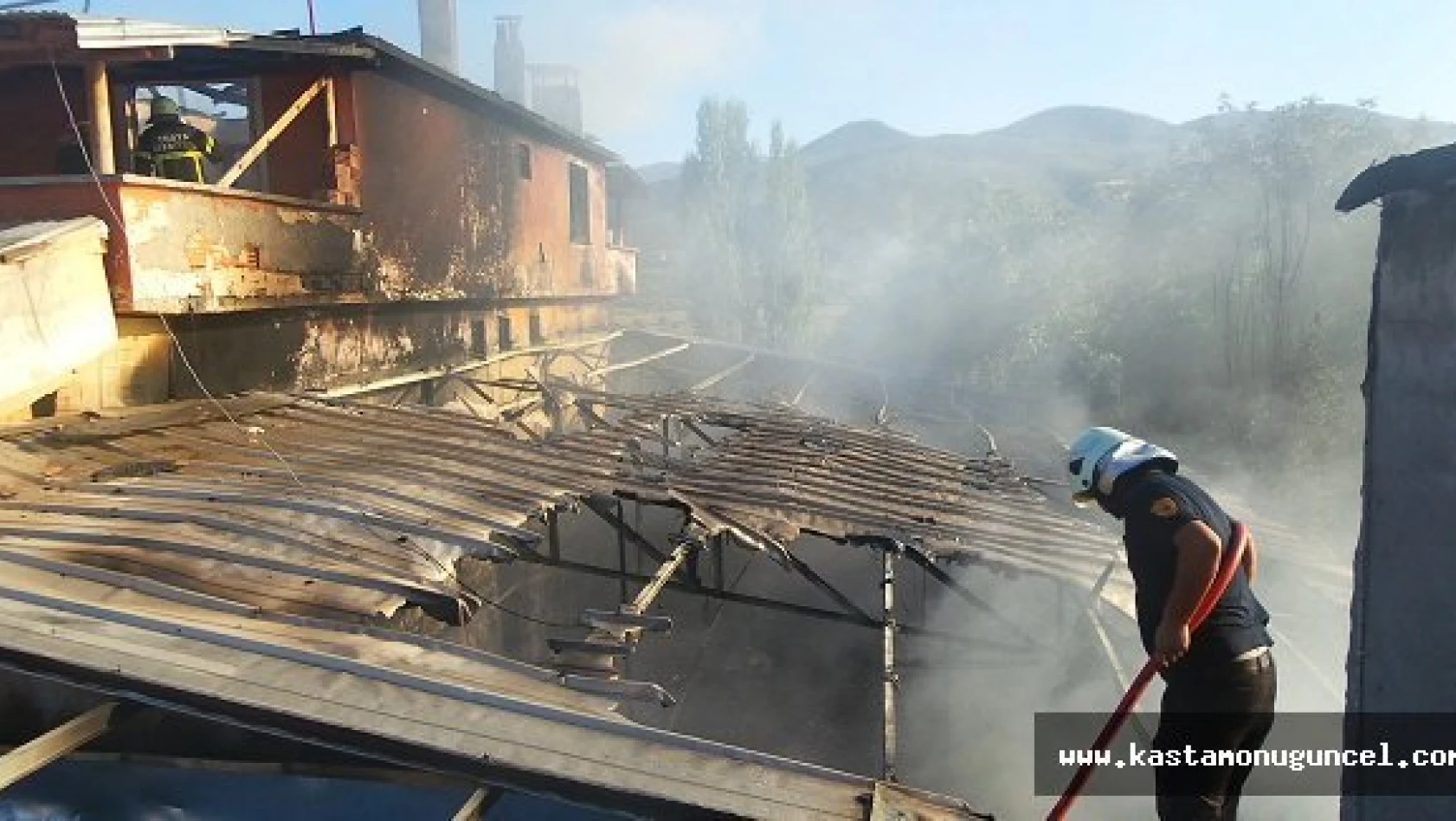 Kastamonu'da Yangın: 2 Katlı Ev ve İşyeri Kül Oldu