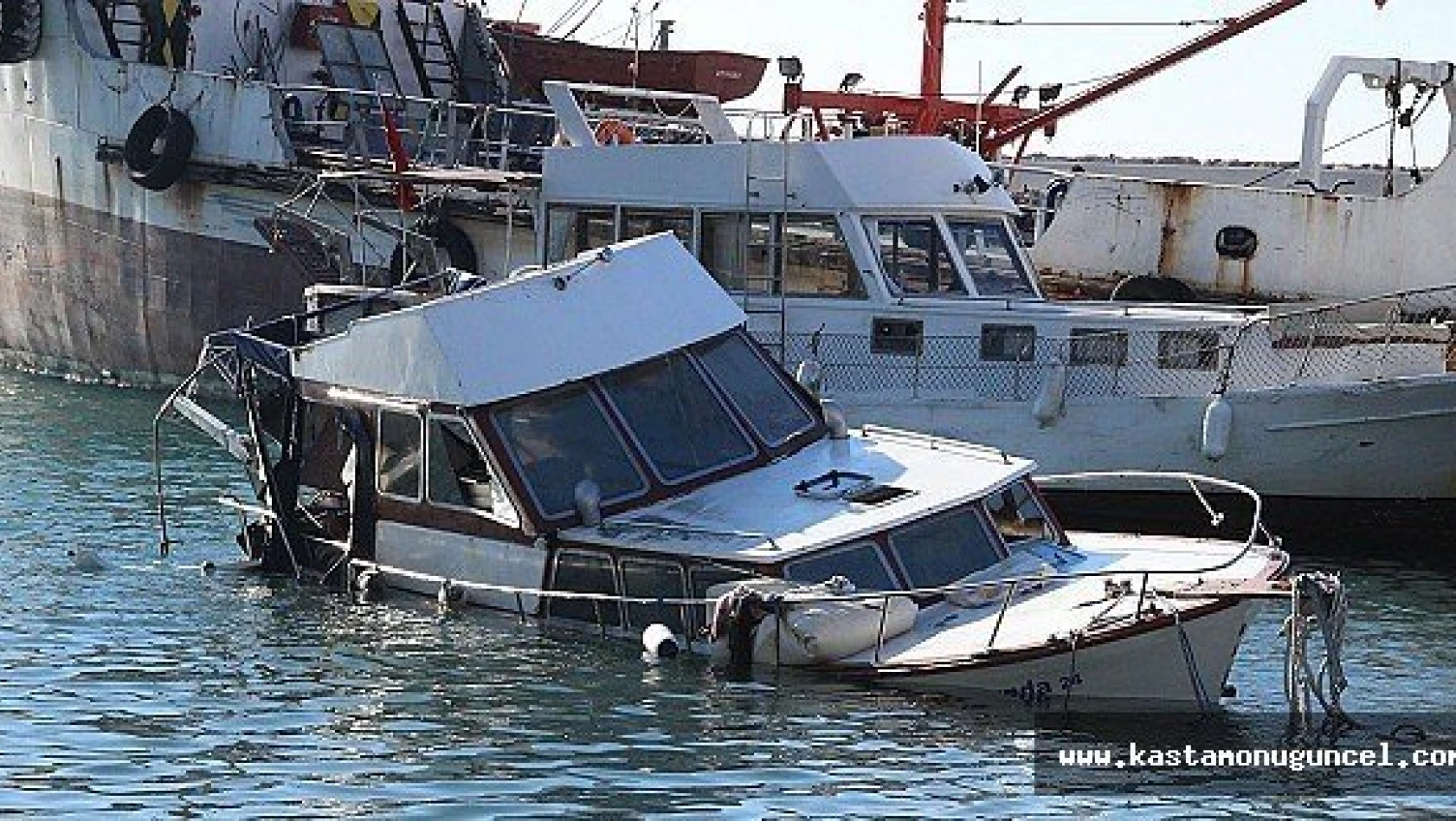 Mülteci Teknesi Battı: 14 ölü