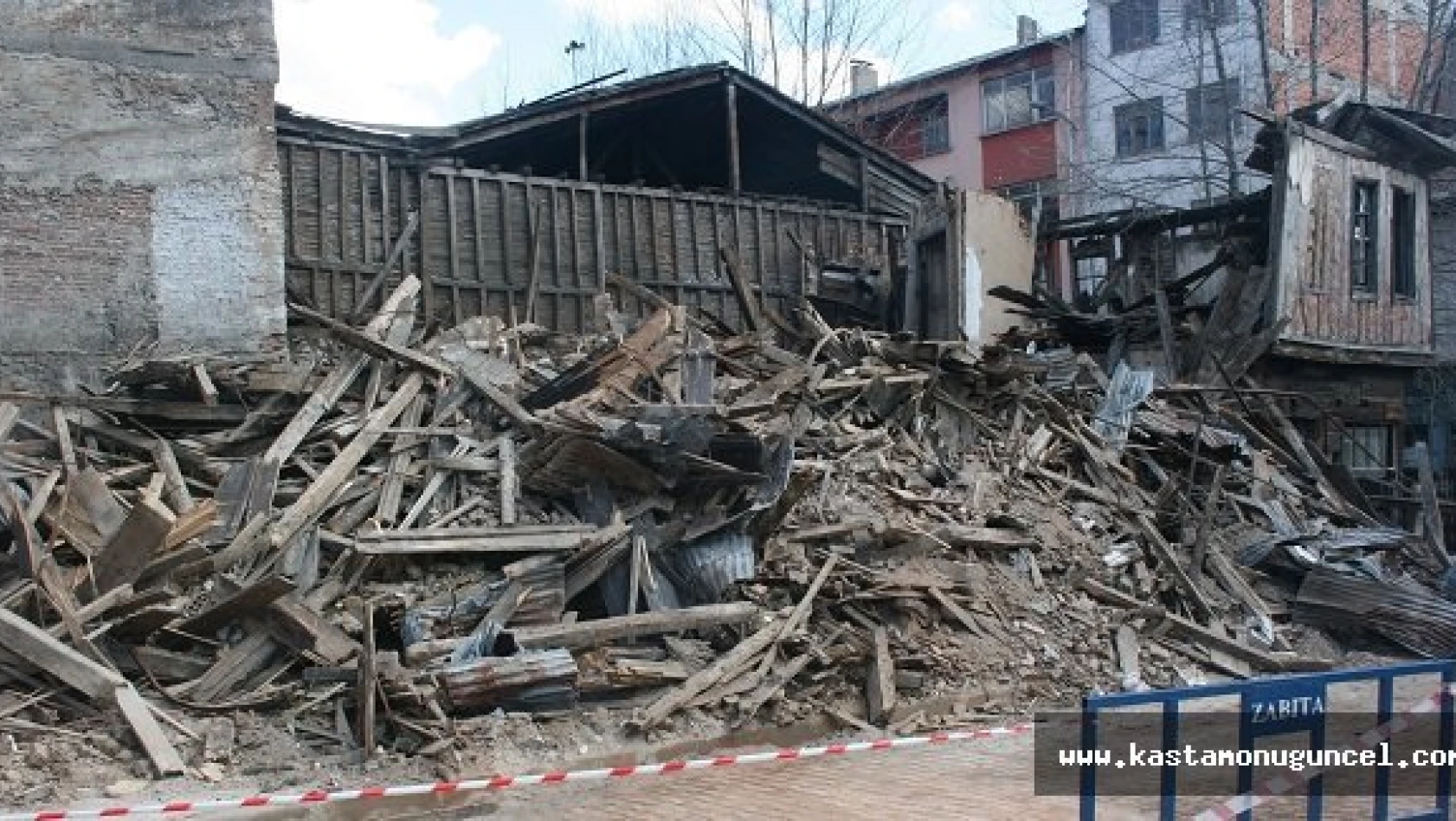 100 Yıllık Tarihi Bina Çöktü