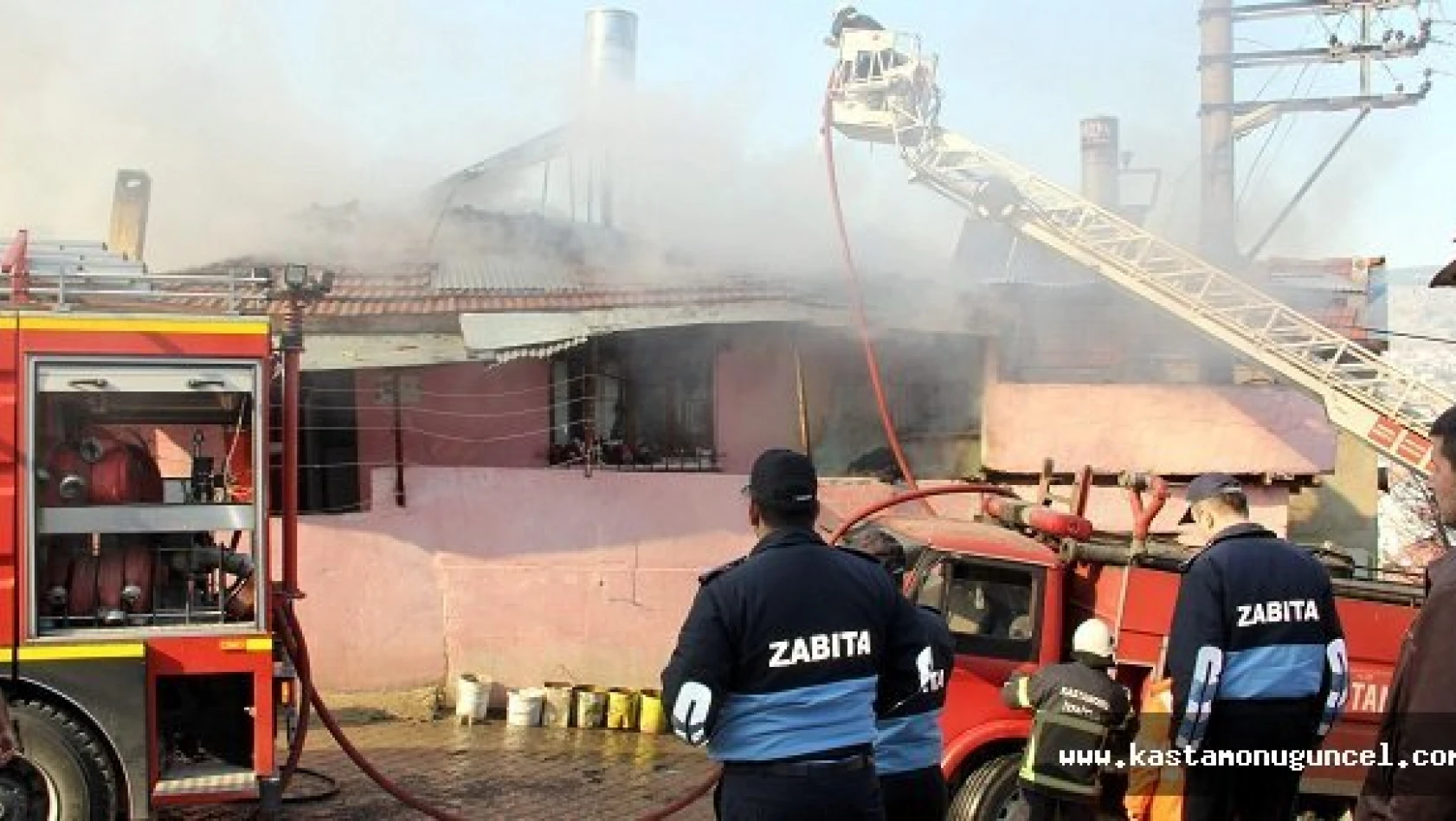 Kastamonu'da Yangın: 6 Kişilik Aile Evsiz Kaldı