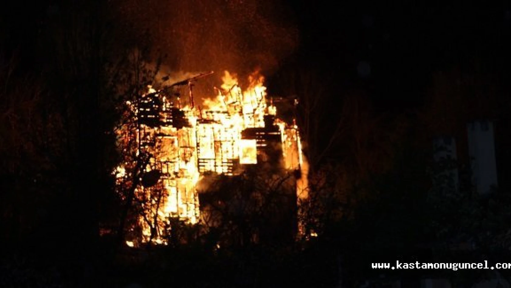 Kastamonu'da Yangın: Ahşap Bina Kül Oldu