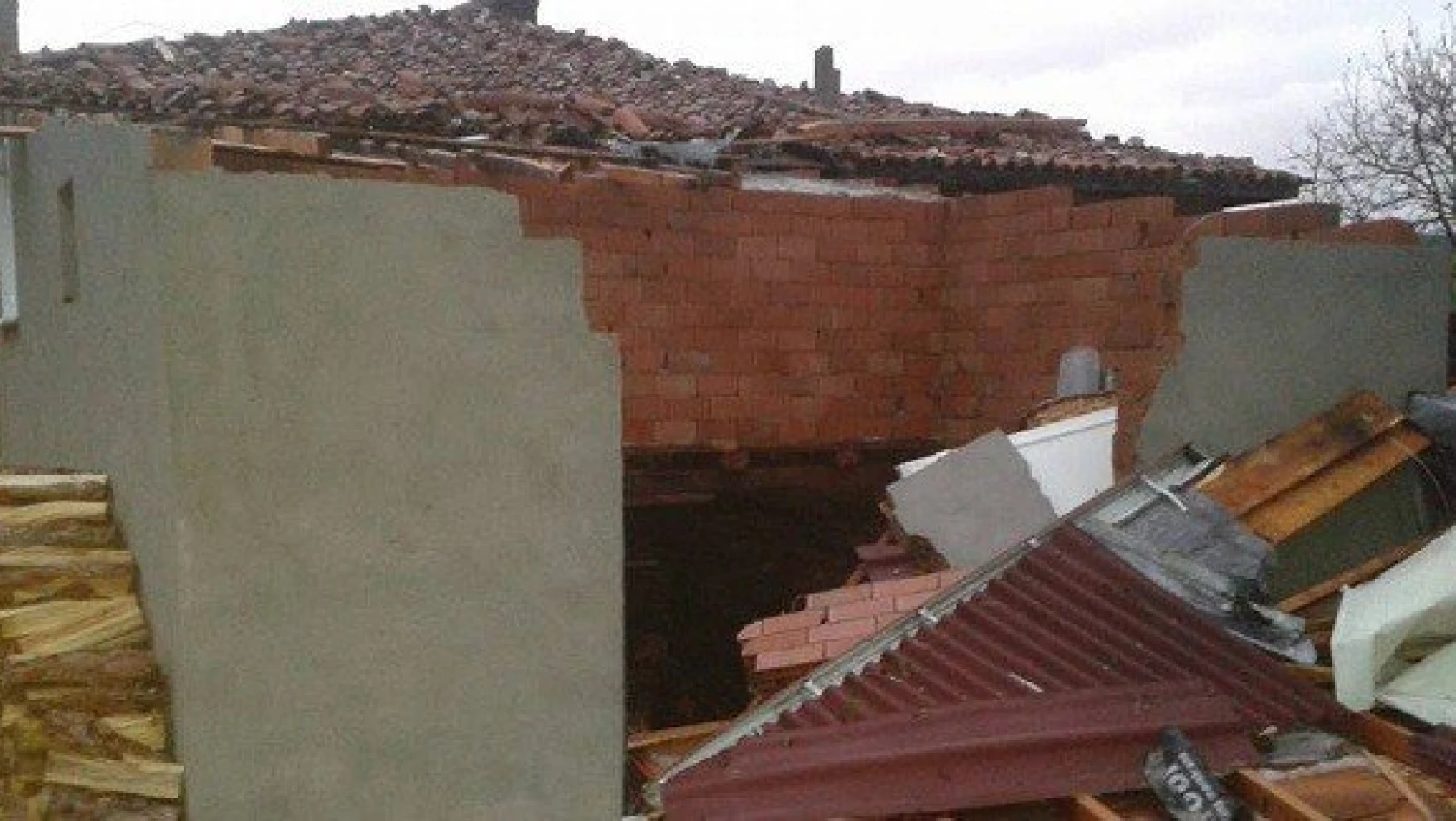 Kastamonu'da Fırtına Evleri Yıktı, Çatıları Uçurdu