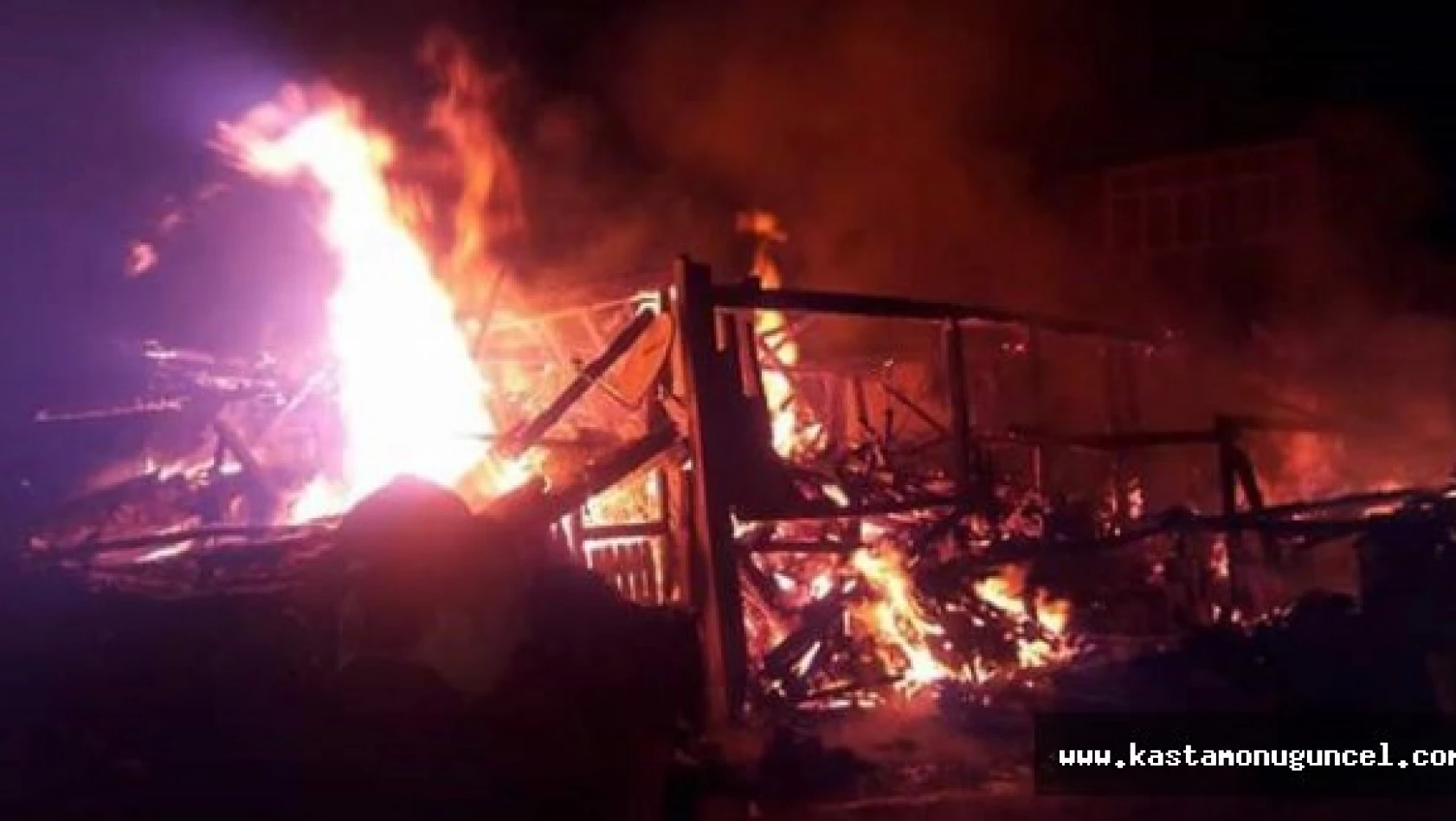 Kastamonu'da İki Katlı Ahşap Bina Yandı