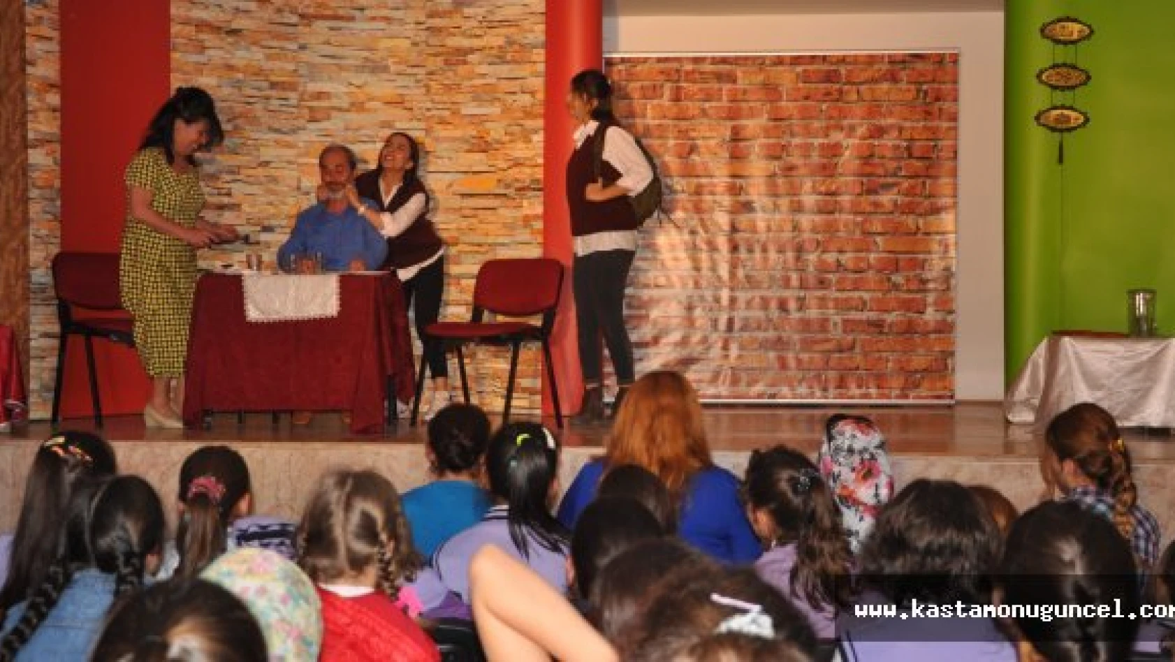 Pınarbaşı'nda Tiyatro Oyunu Sergilendi