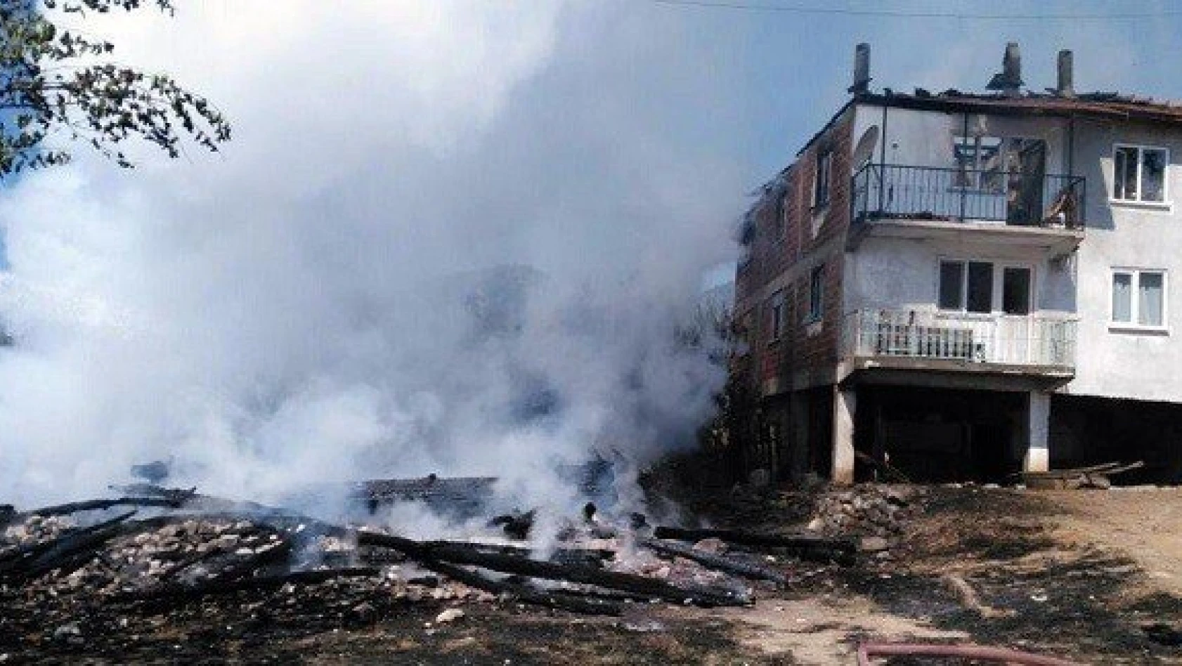 Kastamonu'da anız ateşi üç evi yaktı