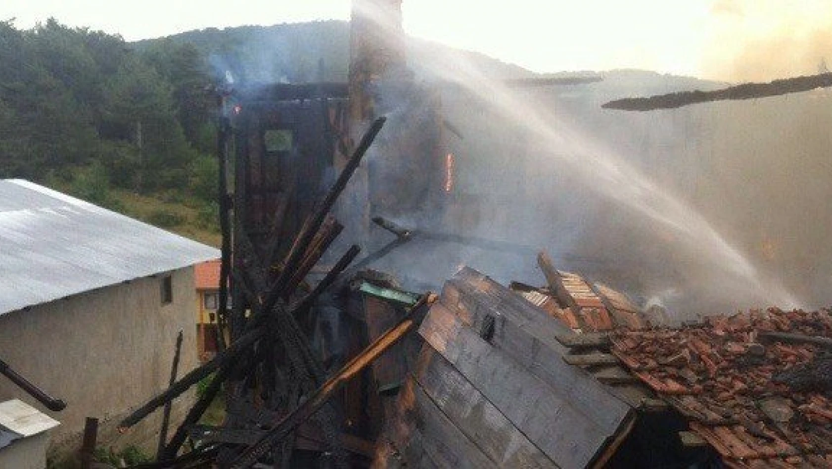 Kastamonu'da iki katlı ahşap ev yandı