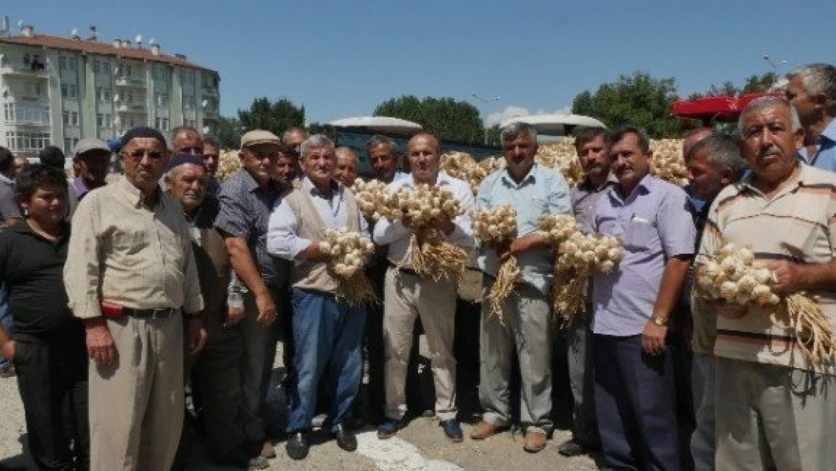 Başkan Arslan, sarımsak pazarını ziyaret etti