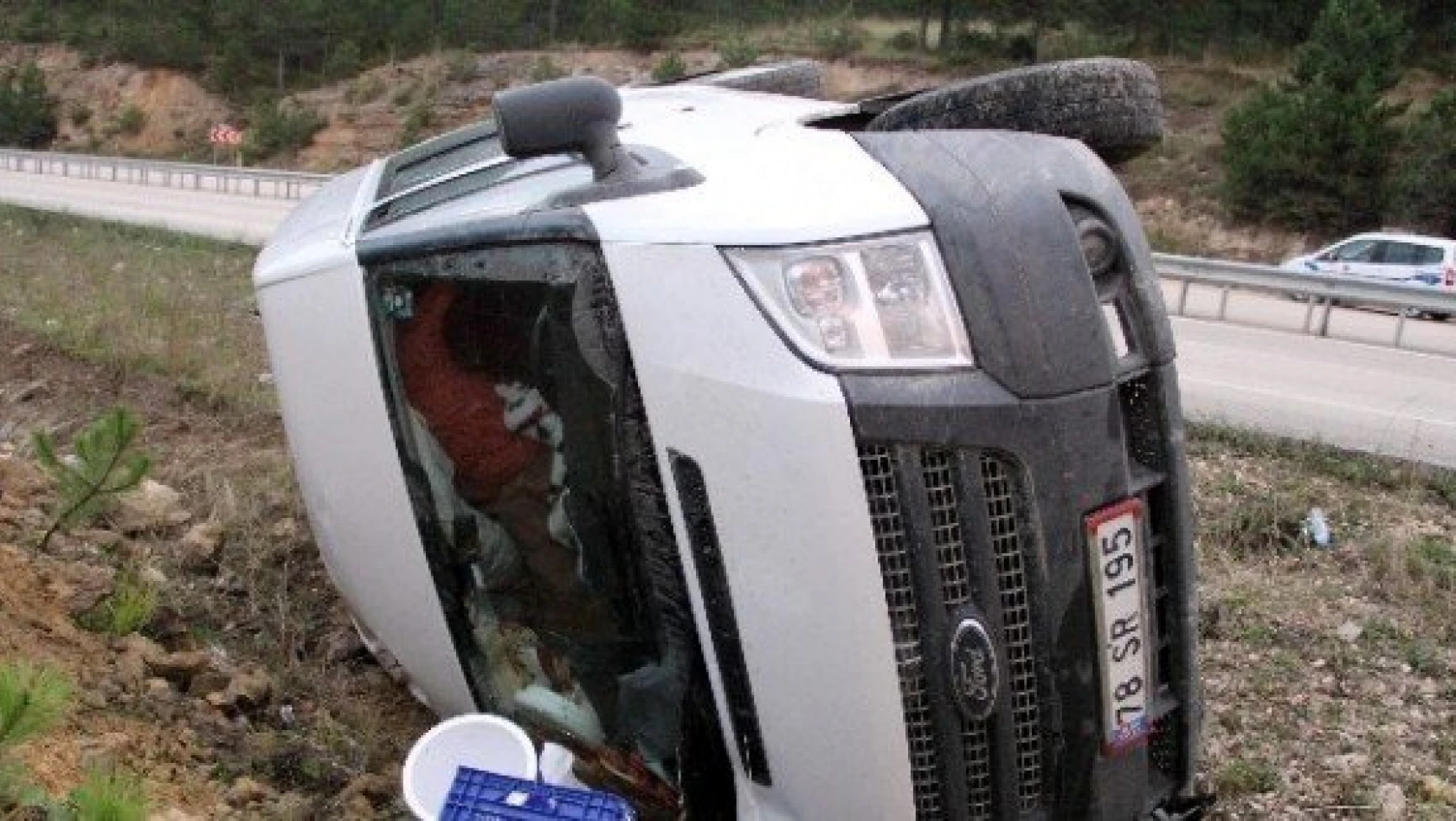 Kastamonu'da minibüs şarampole devrildi: 2 yaralı
