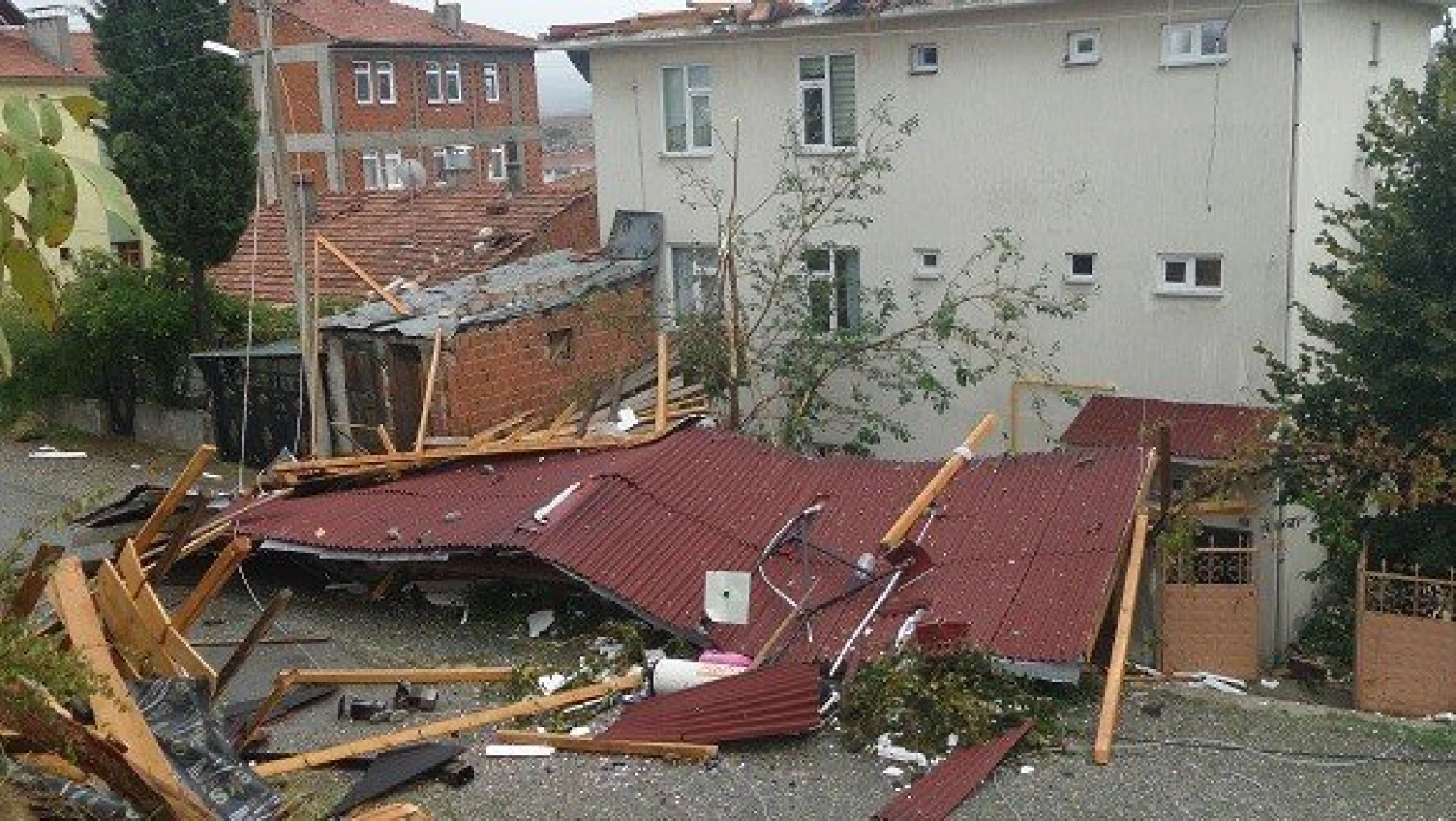 Fırtına evlerin çatısını uçurdu, 1 kişi yaralandı