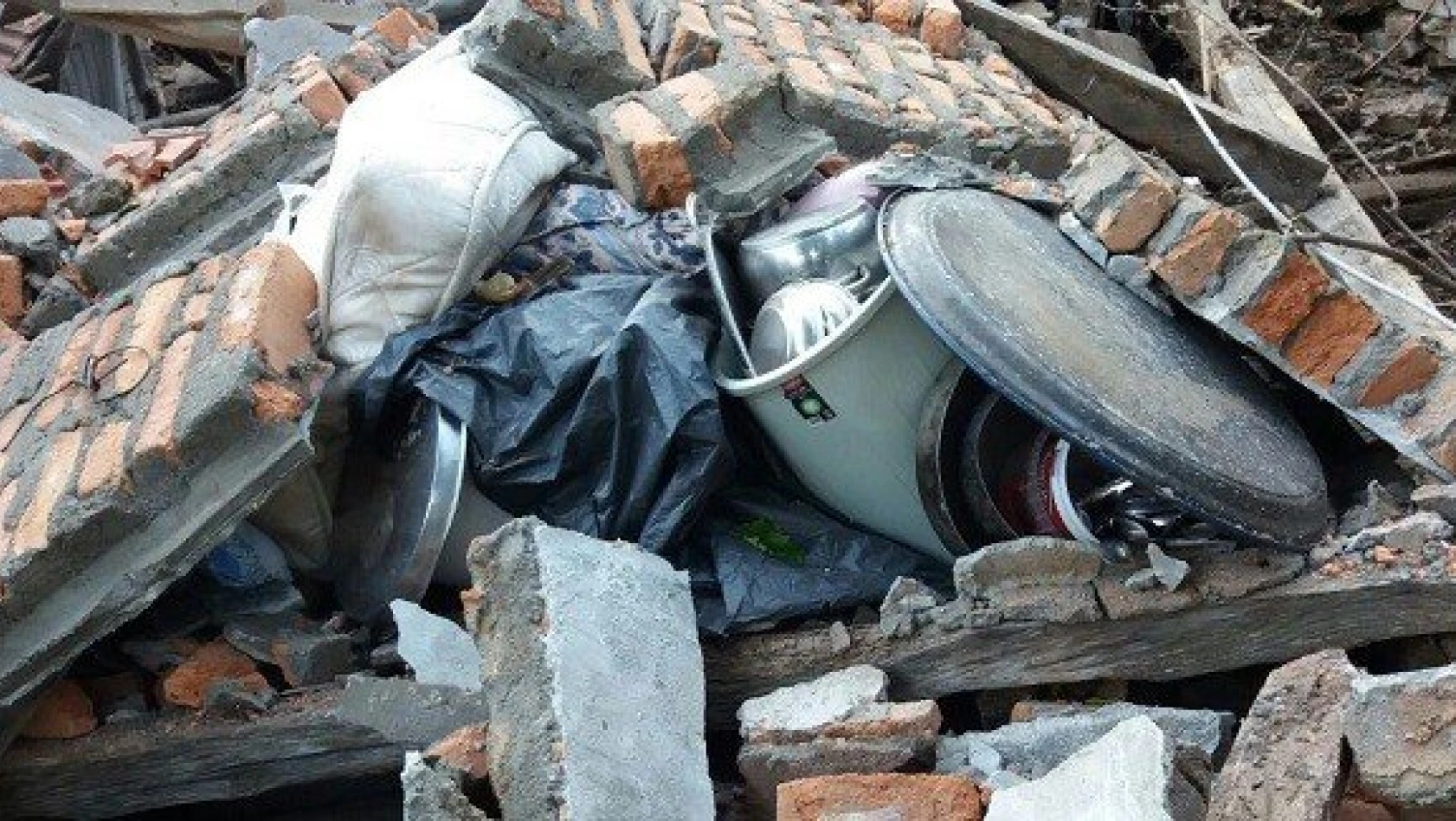 Kastamonu'da evi yıkılan aile yardım bekliyor