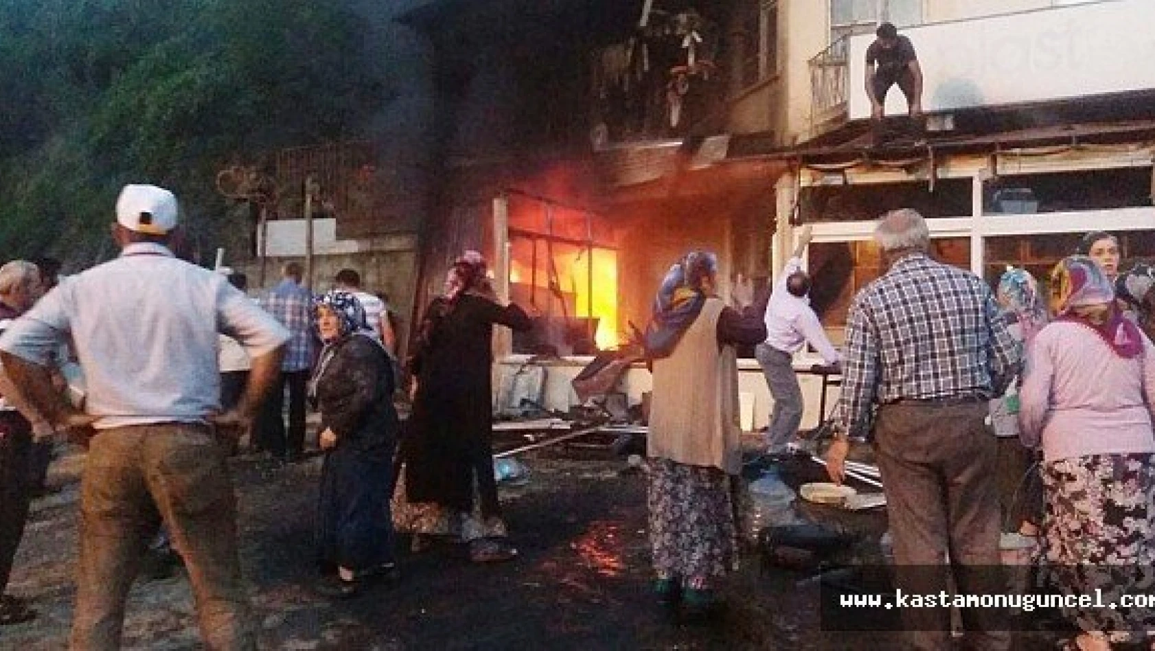 Kastamonu'da iki dükkan yandı
