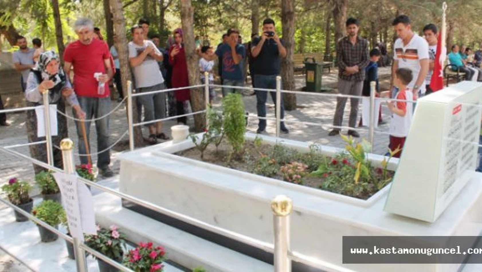 Şehit Ömer Halisdemir'in kabri ziyaretçi akınına uğradı