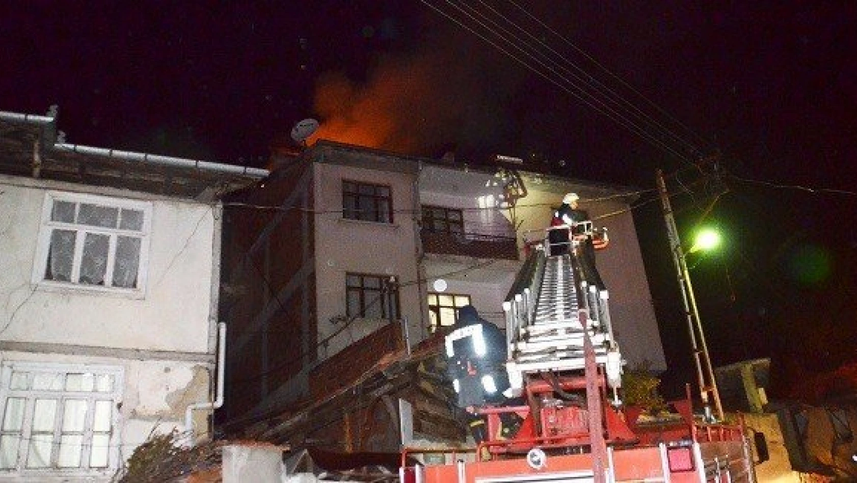 3 katlı binanın çatısında çıkan yangın korkuttu