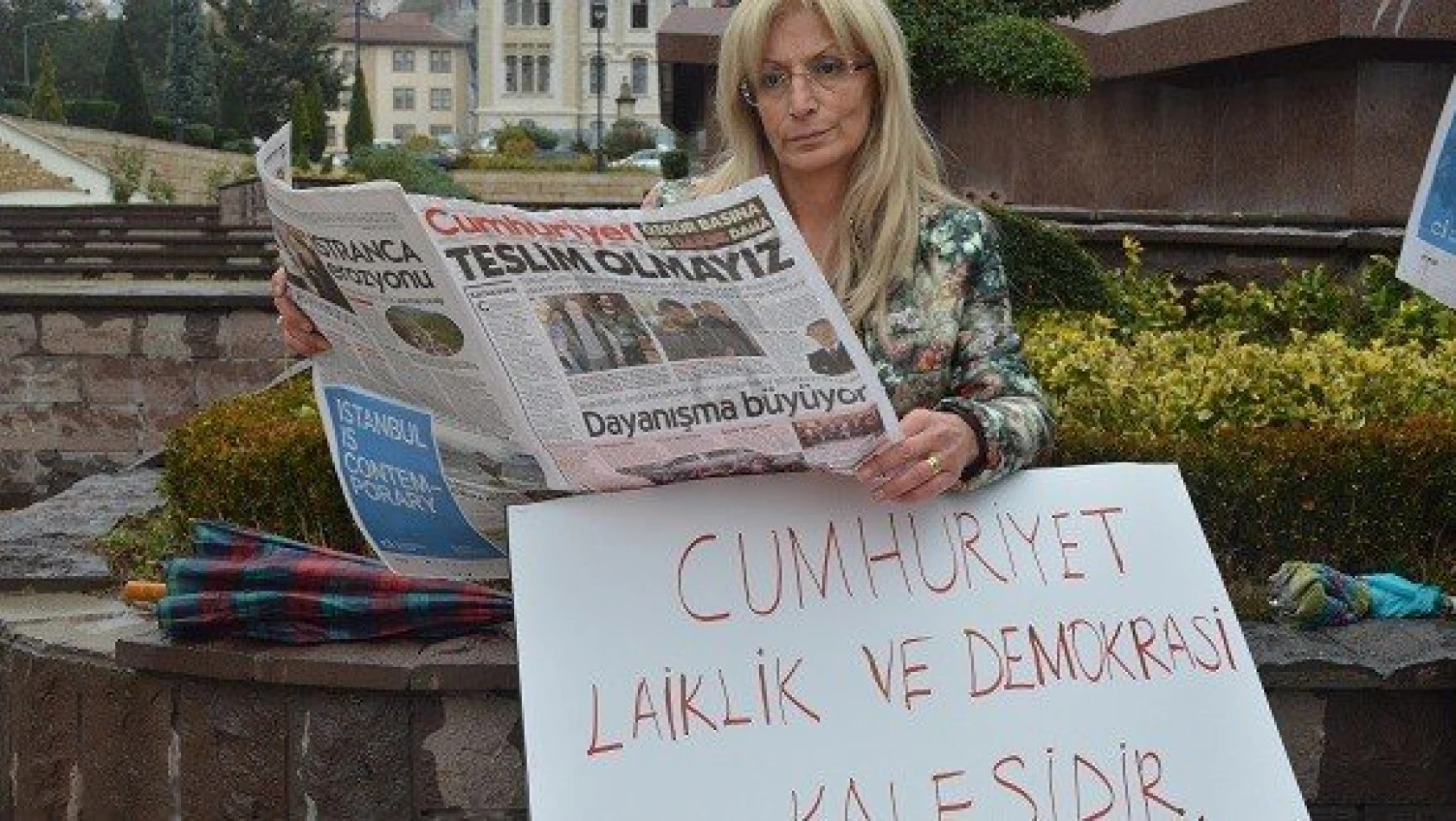 CHP'lilerden 'Cumhuriyet Gazetesi' okuma eylemi