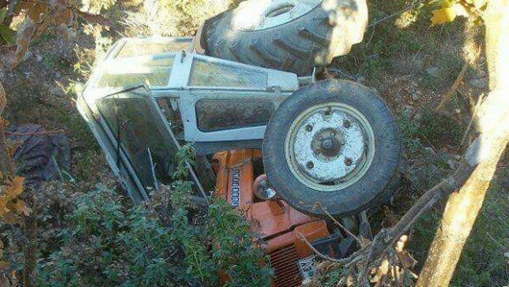 Traktör şarampole devrildi: 1 ölü, 1 yaralı