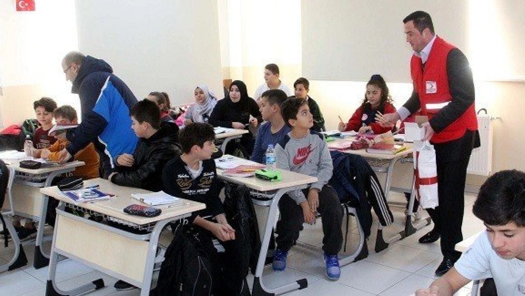 Türk Kızılayı öğrencilere kalem dağıttı
