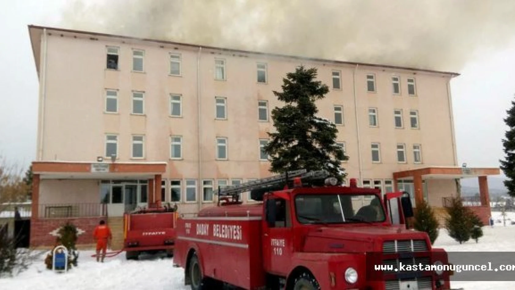Kastamonu'da okul çatısında yangın çıktı