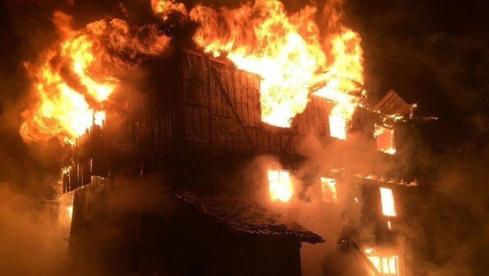 Kastamonu'da üç katlı ahşap bina tamamen yandı