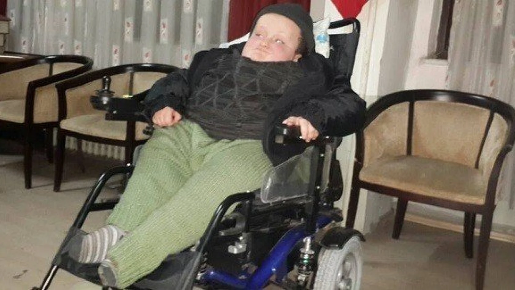 10 yaşındaki Sefa, tekerlekli sandalyesine kavuştu