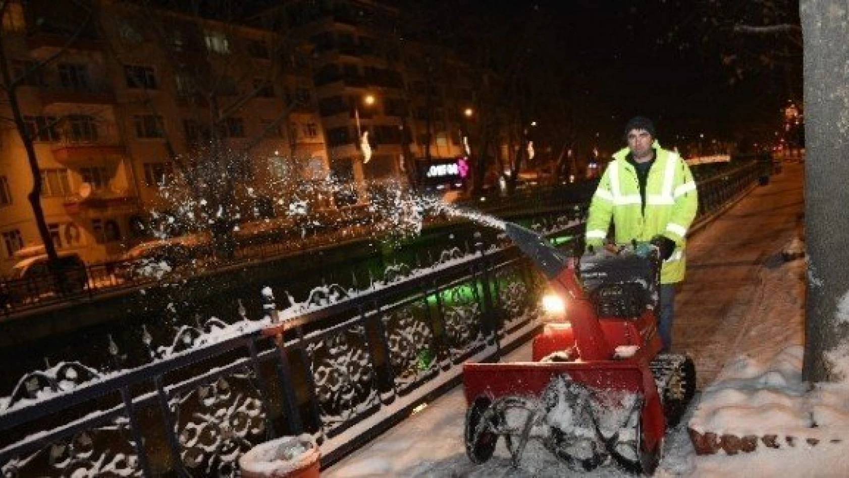 Belediye, karla mücadelesine devam ediyor