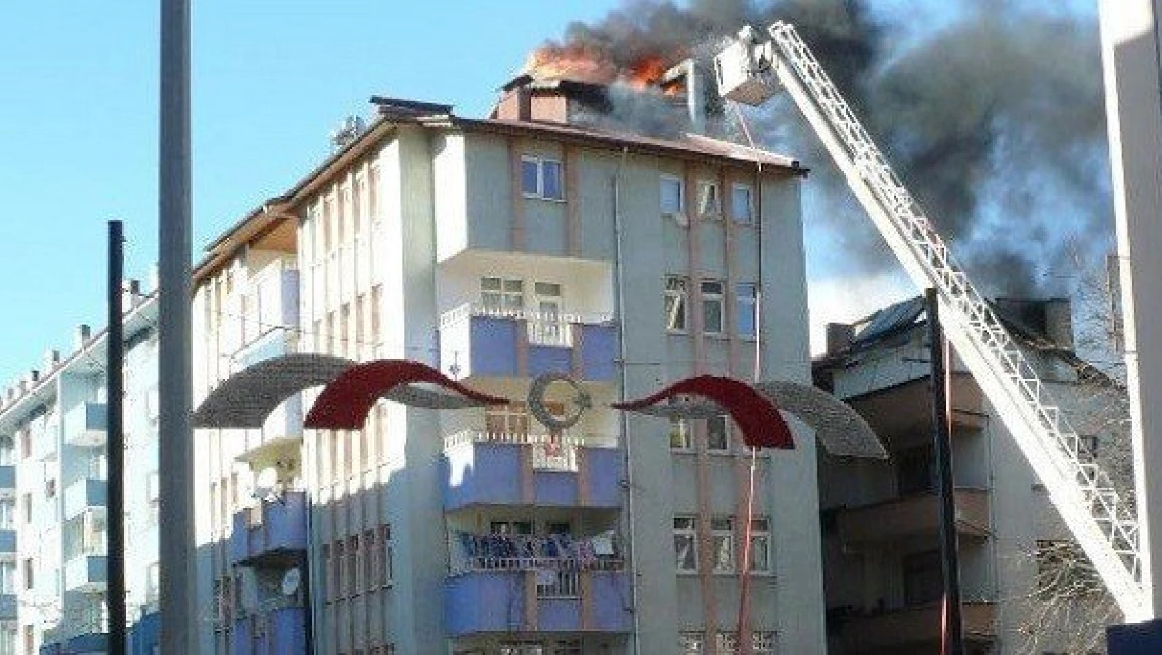 Kastamonu'da apartman çatısı alev alev yandı