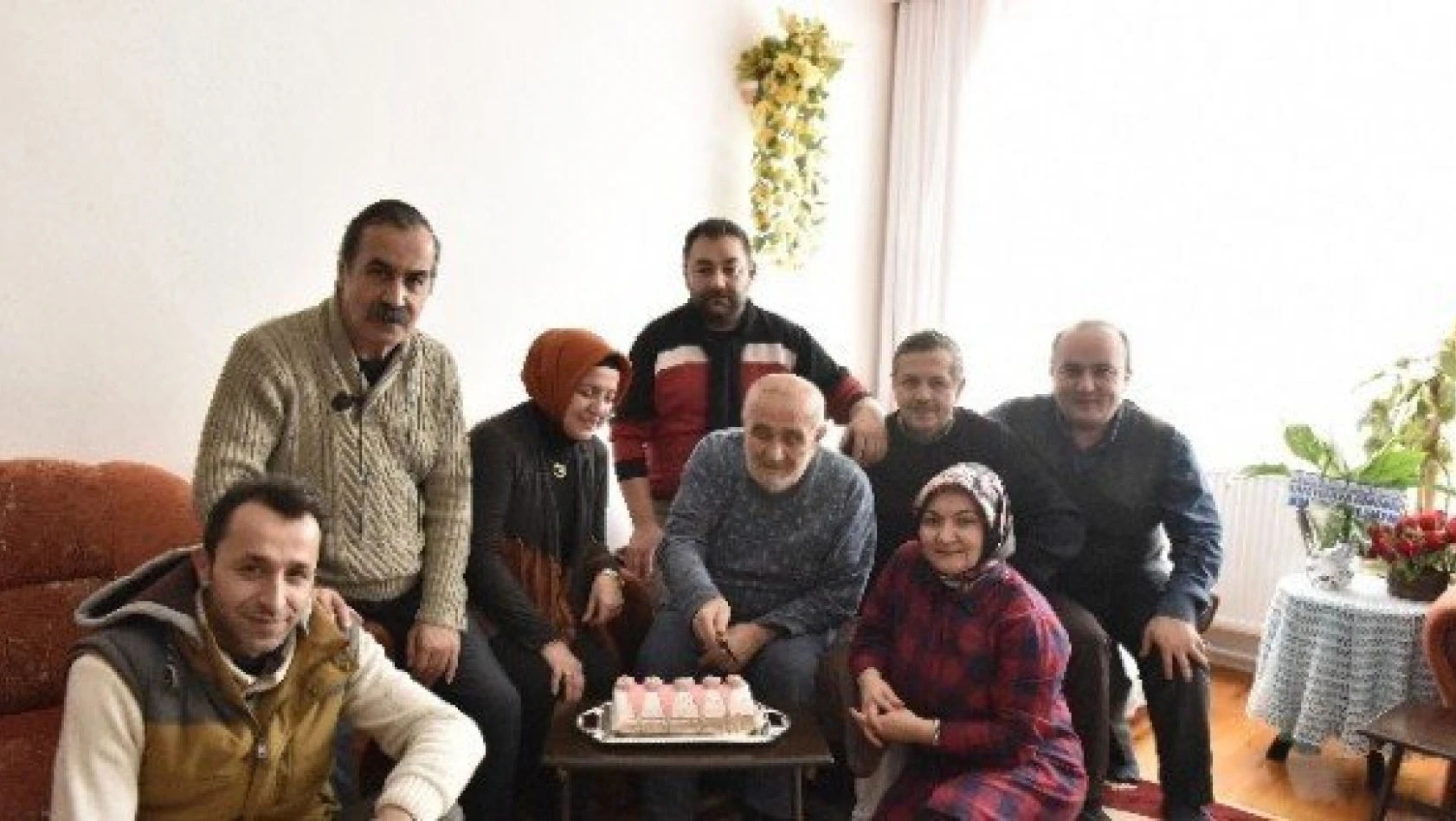 Duayen gazeteci Ünsal'ı, meslektaşları ziyaret etti