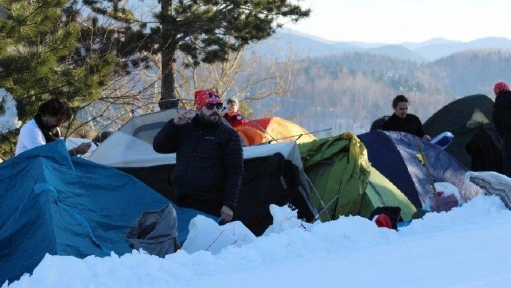Yürüyüşçüler, kar üzerinde çadır kurdular
