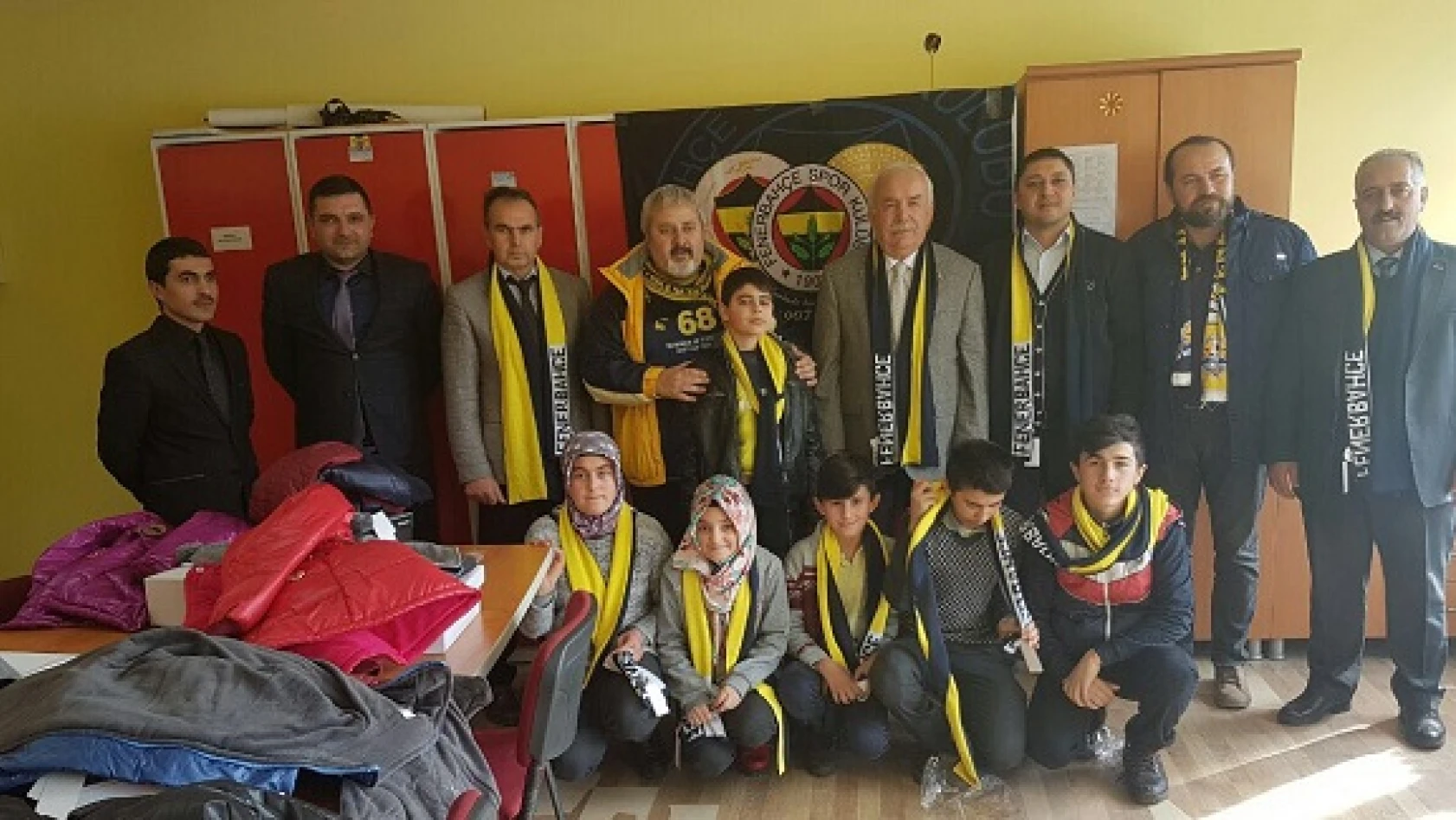 Fenerbahçeliler Derneği'nden öğrencilere hediye paketi